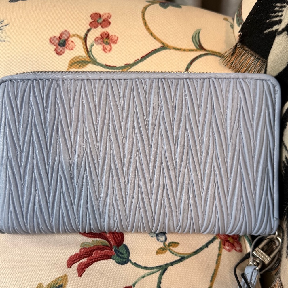 Steve Madden Powder Blue Pleated Zip Wallet - Picture 2 of 3